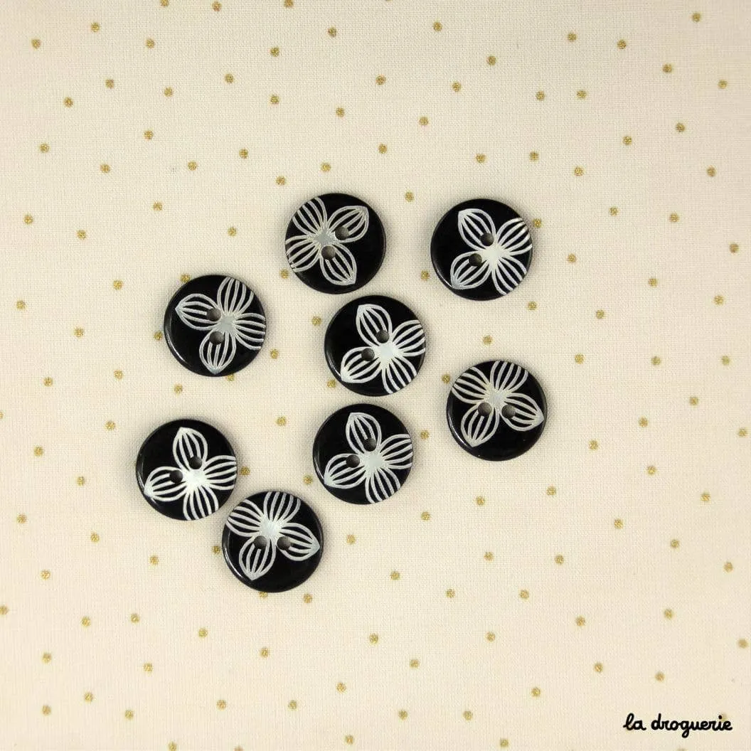 15 mm “Engraved Petal” button